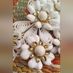 Vintage Beau Jewels Large White Daisy Floral Clip-on Earrings